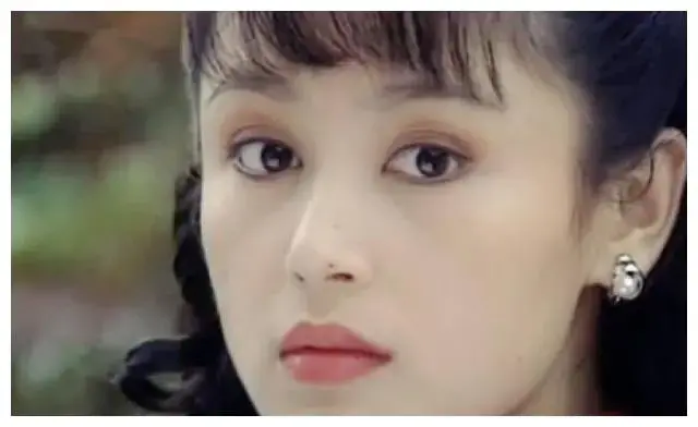 《花开正红时》:青春的绽放与迷惘,逐梦路上的诗意人生